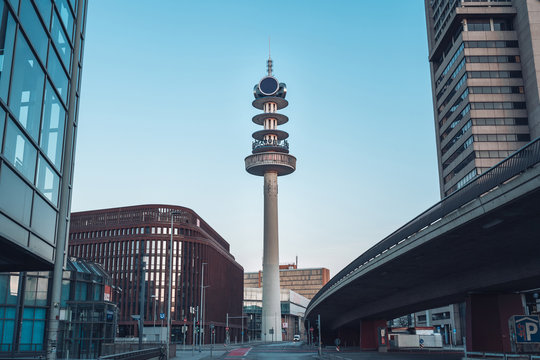 Telemoritz hinter dem neuen Verwaltungsgeb&auml;ude der Bahn in der Innenstadt von Hannover (Deutschland) bei Sonnenaufgang