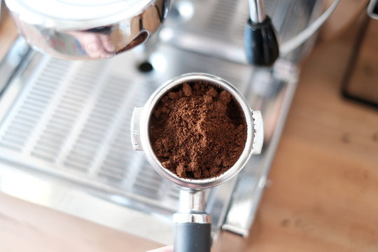 Gemahlener kaffe im Sieb