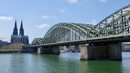 K&ouml;lner Dom und Hohenzollern Br&uuml;cke am Rhein