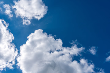 Wolken am blauen Himmel