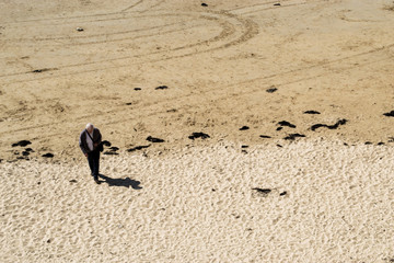 arena playa huella pies andar hombre sombra 