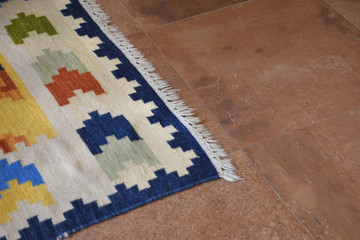 tappeto casa piastrelle pavimento 