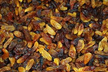 close up of a pile of raisins