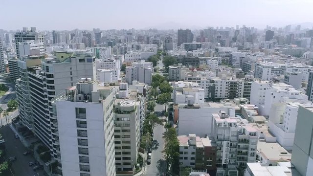 Vista a&eacute;rea de Miraflores, se aprecia el &oacute;valo Grau y todo se encuentra vaci&oacute; debido al toque de queda por la pandemia del Corona Virus