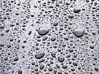 Wassertropfen auf Lackoberfläche