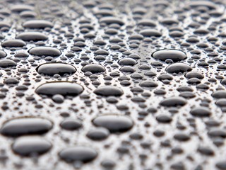 Wassertropfen auf lackierter Oberfläche