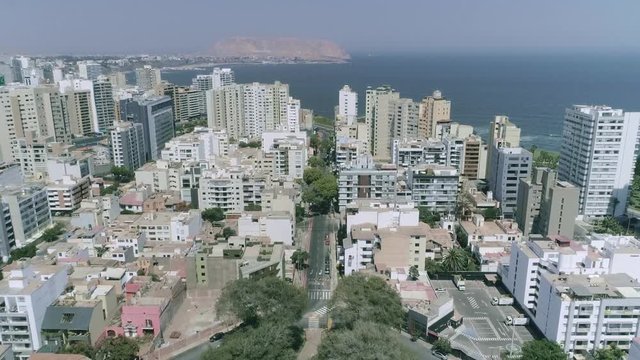 Vista a&eacute;rea de Miraflores desde la ciudad al mar, se aprecia el &oacute;valo Grau y todo se encuentra vaci&oacute; debido al toque de queda por la pandemia del Corona Virus