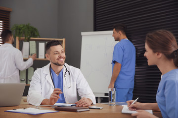 Obraz premium Team of professional doctors having meeting in office