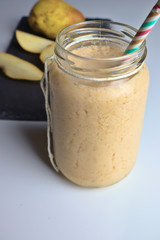 Batido helado de pera, bebida refrescante y nutritiva para verano. 