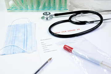 Table de médecin test coronavirus, avec écouvillon, masque et stéthoscope