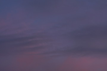 Dämmerung am Himmel mit Abendrot und Wolken