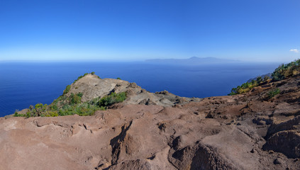 La Gomera - Erosionslandschaft im Norden oberhalb Agulo mit Blick nach Teneriffa, Kanarische Inseln, Spanien