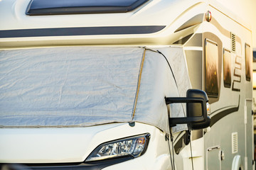 Motorhome with thermal screen blind