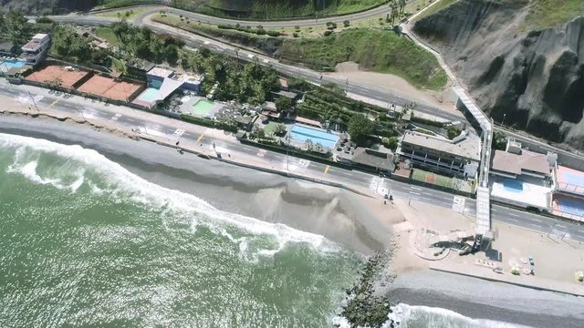 Vist&aacute; a&eacute;rea del malec&oacute;n de Miraflores desde la playa con drone. Las calles est&aacute;n vac&iacute;as por el toque de queda por la pandemia del Corona Virus