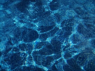 Agua. Piscina fondo azul