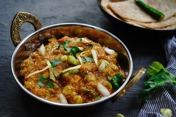 Green Chana Masala with Roti/ Hare channe ki sabzi