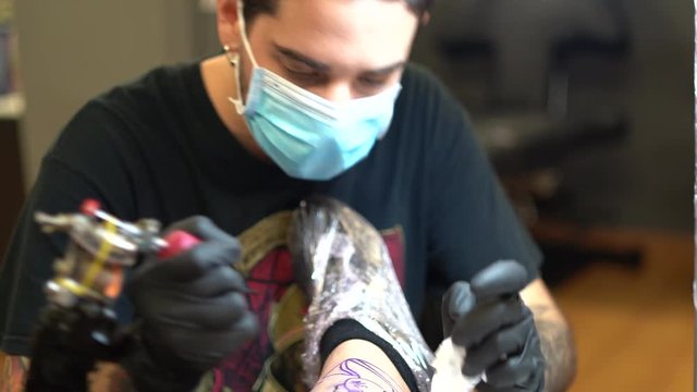 Tatuador trabajando en codi 19