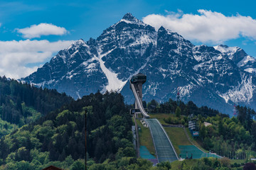 Blick auf Serles mit Bergisel Sprungschanze