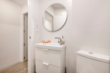 Fototapeta na wymiar bathroom with white elements