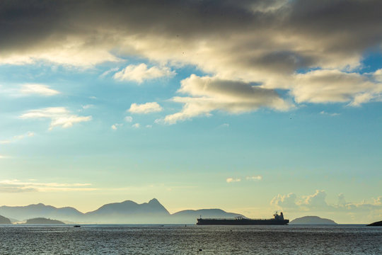 Amanhecer com o cargueiro chegado entre as montanhas 