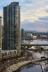 Obraz premium Yaletown Winter Vancouver w pionie. Zimowy poranek False Creek o świcie w Vancouver. Kolumbia Brytyjska, Kanada.