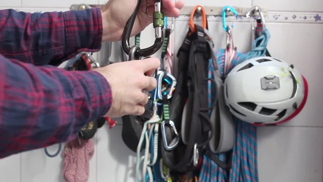 Tutorial of how to use a belay device in guide mode, for rock climbing practice