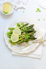 Zielone szparagi z oliwa miętową, cytryną i orzeszkami piniowymi © Anna
