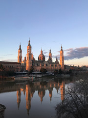 Vista de la Basílica de Nuestra Señora del Pilar en Zaragoza, España.