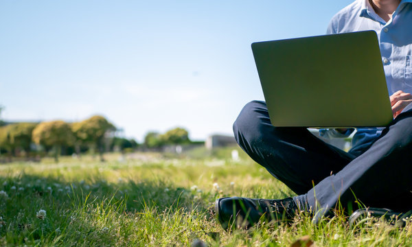 ノートパソコンを持ったビジネスマン