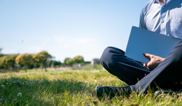 ノートパソコンを持ったビジネスマン