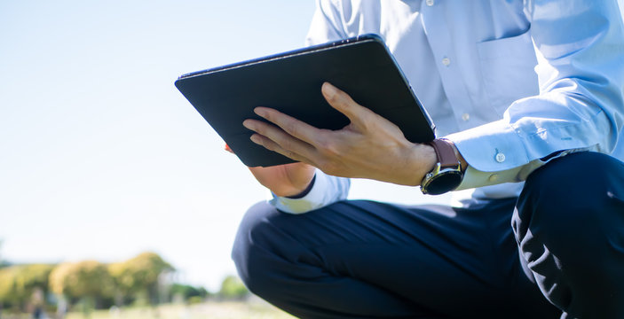 タブレット端末を持ったビジネスマン