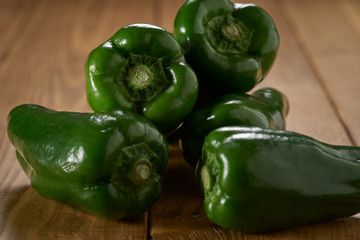 テーブルの上のピーマン