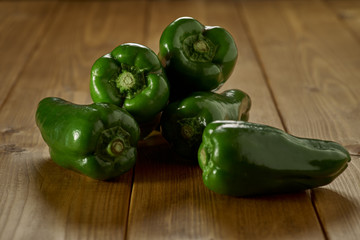 テーブルの上のピーマン