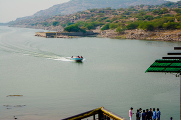 Obraz premium Kaylana Lake Jodhpur in Rajasthan, India. It is an artificial lake, built by Pratap Singh in 1872. 
