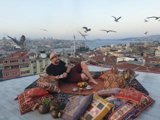 Tomando el té en un bonito mirador de Estambul