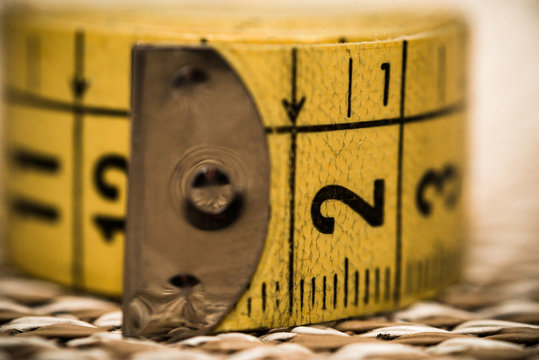 Detalle de una cinta metrica de costura tipica amarilla . 