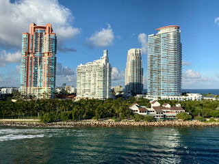 Fototapeta premium Marine landscape. Panoramic view of Miami. Beautiful view from afar in Miami. Horizontal area, cropped shot. Travel and tourism concept.