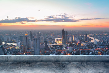 Naklejka premium roof top floor with cityscape of bangkok background, panoramic view on nice big city in sunset.