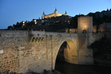 Fototapeta premium Puente de Alcantara y Alcazar de Toledo