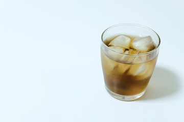 グラスに入った麦茶