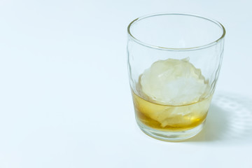 グラスに入ったウイスキー