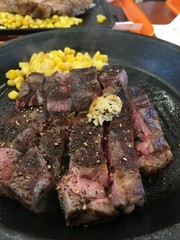 鉄板ステーキとコーン