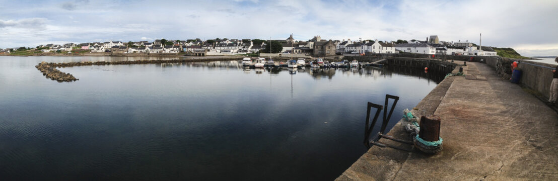 Panoramaaufnahme des Hafens von Bowmore auf Islay, Schottland