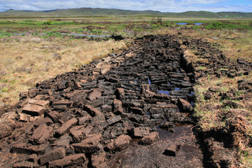 Torfstich auf der Insel Islay für die Befeuerung der Malztrocknungsanlagen in einer Whiskybrennerei