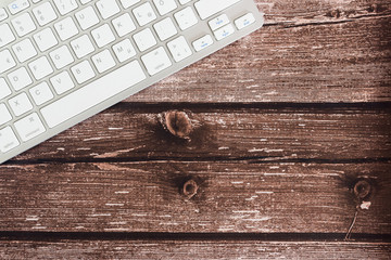 Eine Tastatur auf einem Bürotisch