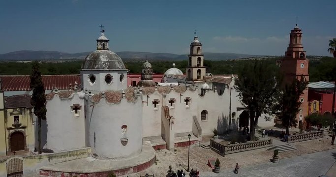 Vista frontal de la iglesia de Atotonilco con Dron