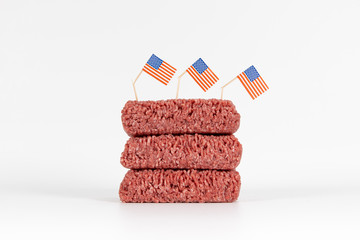 Hackfleisch roh gestapelt mit USA flagge isoliert