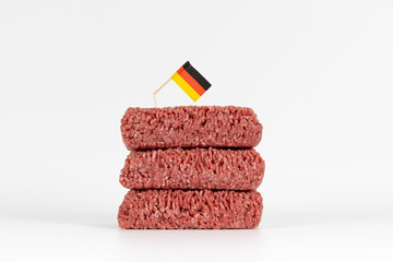 Hackfleisch roh gestapelt mit deutschland flagge isoliert