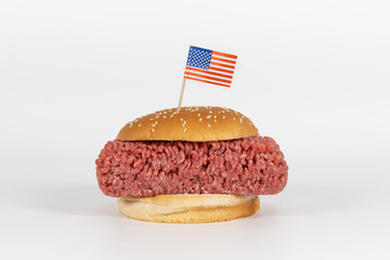 Hamburger mit rohem Hackfleisch und USA Flagge