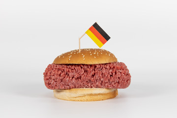 Hamburger mit rohem Hackfleisch und deutscher Flagge